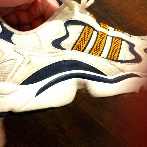 PRICE⬇️ADIDAS VINDICATORS 7.5 - Picture 3 of 14